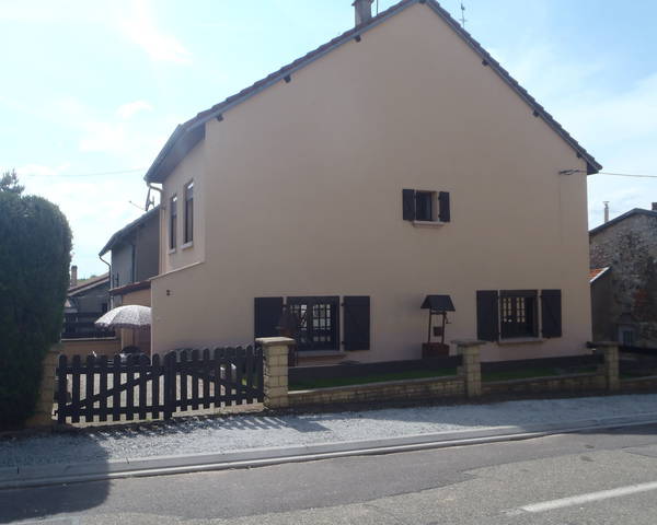 Belle maison située dans un village calme de Moselle. - Maison vue de la route.