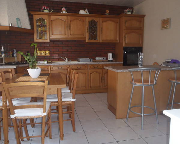 Belle maison située dans un village calme de Moselle. - La cuisine.