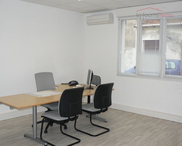 Local professionel en angle à Port Saint Louis du Rhône - Bureau