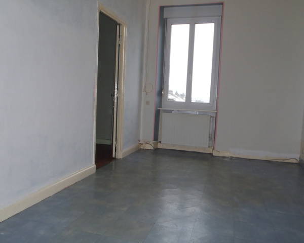 Maison ancienne, mitoyenne, située dans une rue calme de Valleroy. - P7200151
