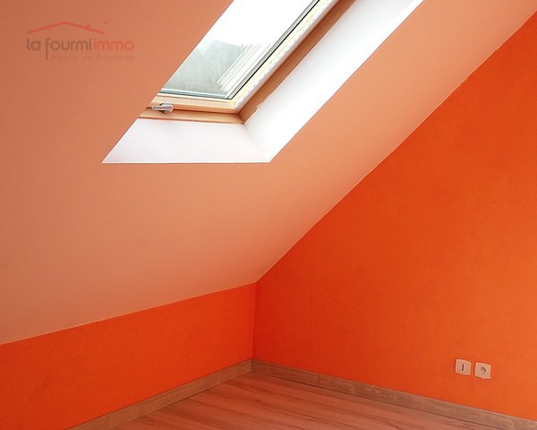 Maison de 5 pièces sur 6.4 ares . - 060