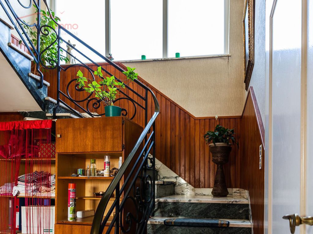 Maison d'habitation + Ancien Bar. - Foss escalier