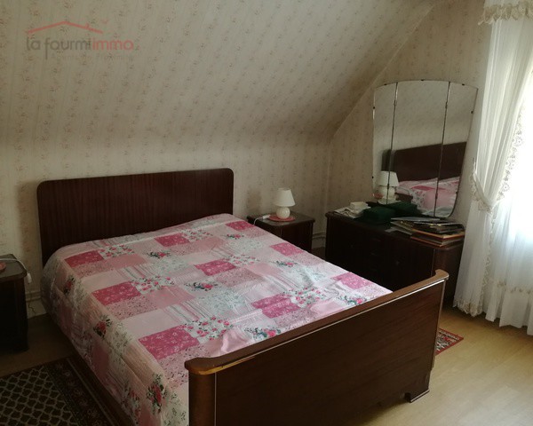 Maison de 5 pièces constuite sur un terrain de 14.13 ares.  - 526