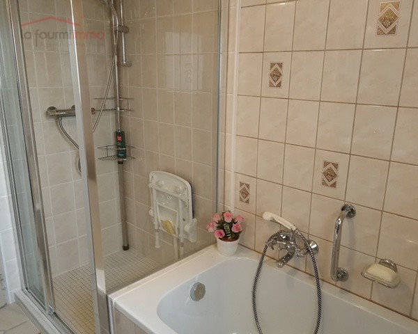 Maison de 5 pièces constuite sur un terrain de 14.13 ares.  - 461
