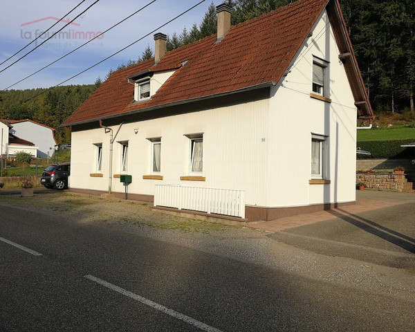 Maison de 5 pièces constuite sur un terrain de 14.13 ares.  - 577
