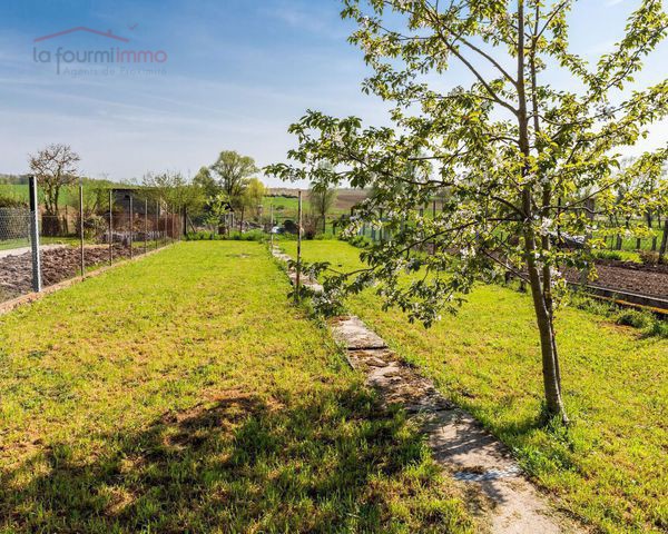 Maison ancienne, semi-mitoyenne, avec dépendance et terrain. - Sze terrain