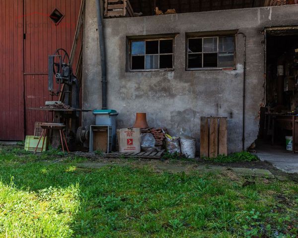 Maison ancienne, semi-mitoyenne, avec dépendance et terrain. - Sze vue d pendance