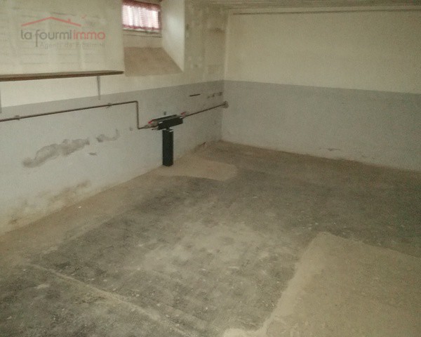 Immeuble comprenant deux appartements.  - 1323