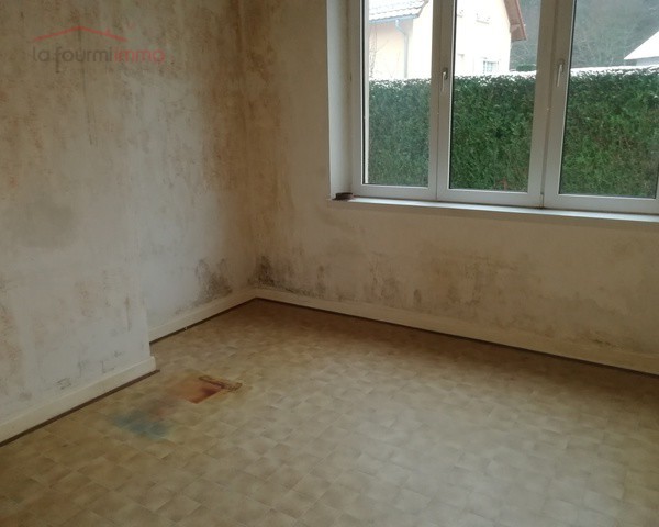 Immeuble comprenant deux appartements.  - 1334