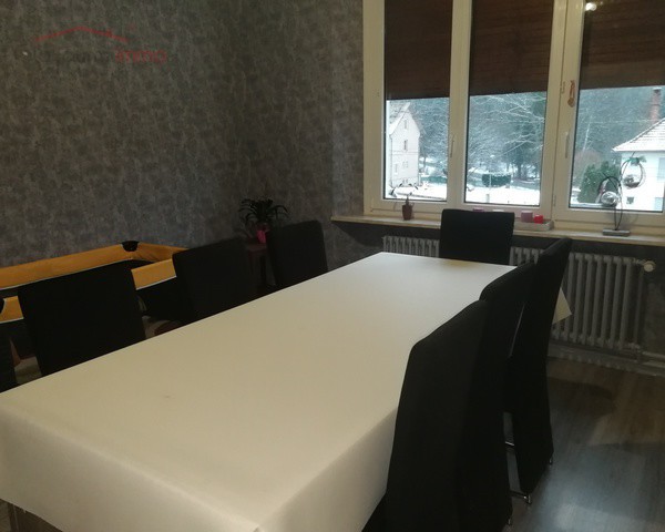 Immeuble comprenant deux appartements.  - 1242