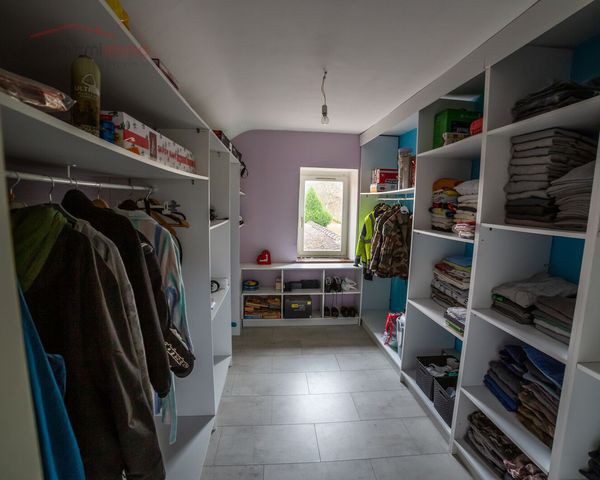 Maison individuelle, de 110m², avec près de 18 ares de terrain. - Mons dressing
