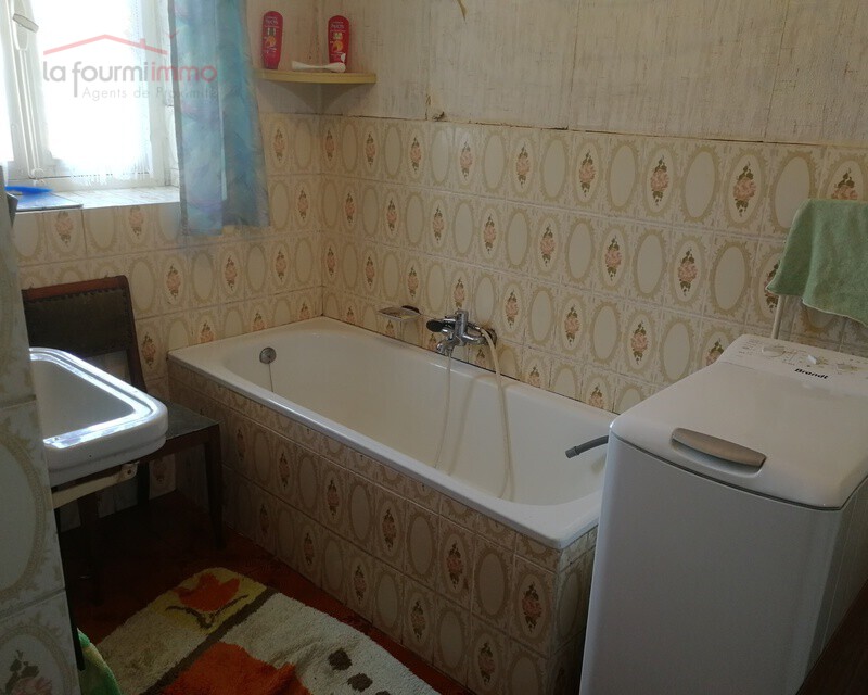Maison avec dépendance à  Eguelshardt. - 089
