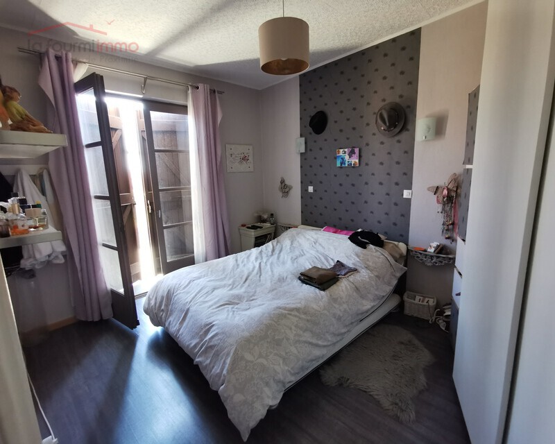 Jolie maison avec jardin et garage - Mega chambre