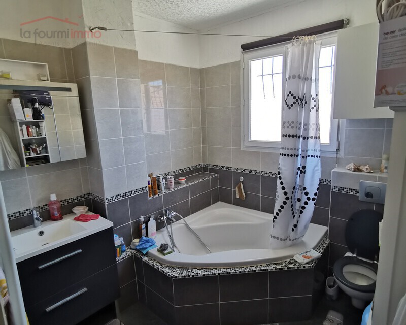 Jolie maison avec jardin et garage - Salle bain wc