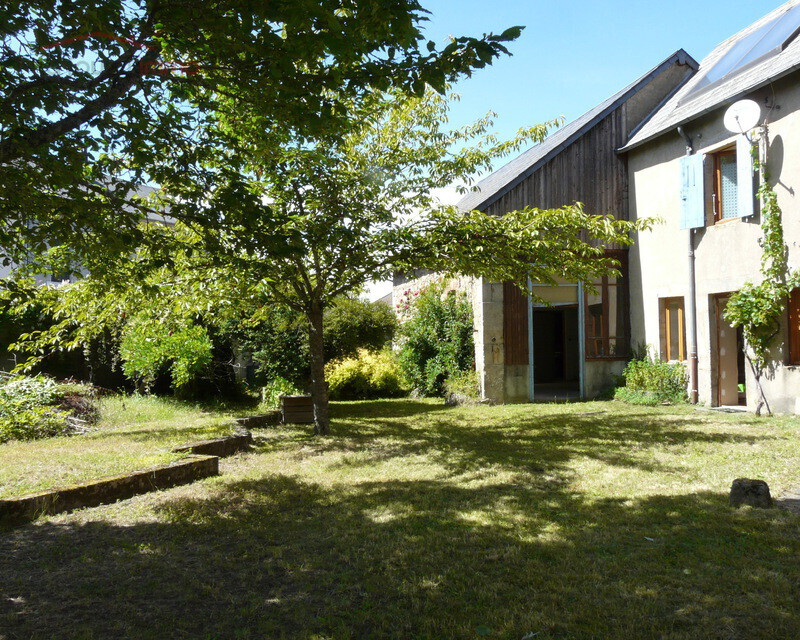 Bel ensemble immobilier - En été, on apprécie l'ombre fraîche des arbres dans le jardin. Au fond, l'atelier... et sur le toit de la maison, les panneaux solaires servant à chauffer l'eau 