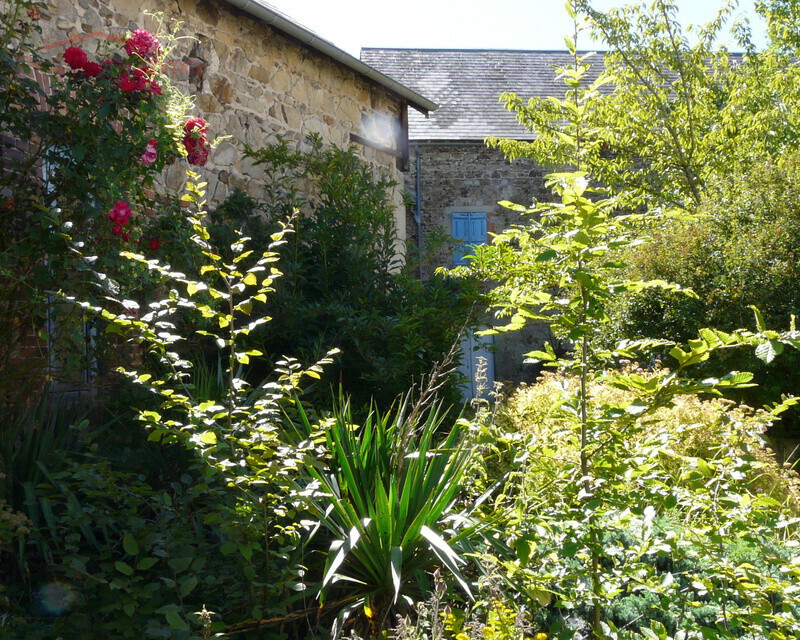 Bel ensemble immobilier - Un massif du jardin, vers l'entrée piétonne et l'accès au garage