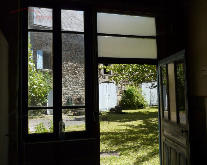 Bel ensemble immobilier - En face de l'atelier, la remise sur la gauche, l'écurie au centre et à droite, la grange à charrettes