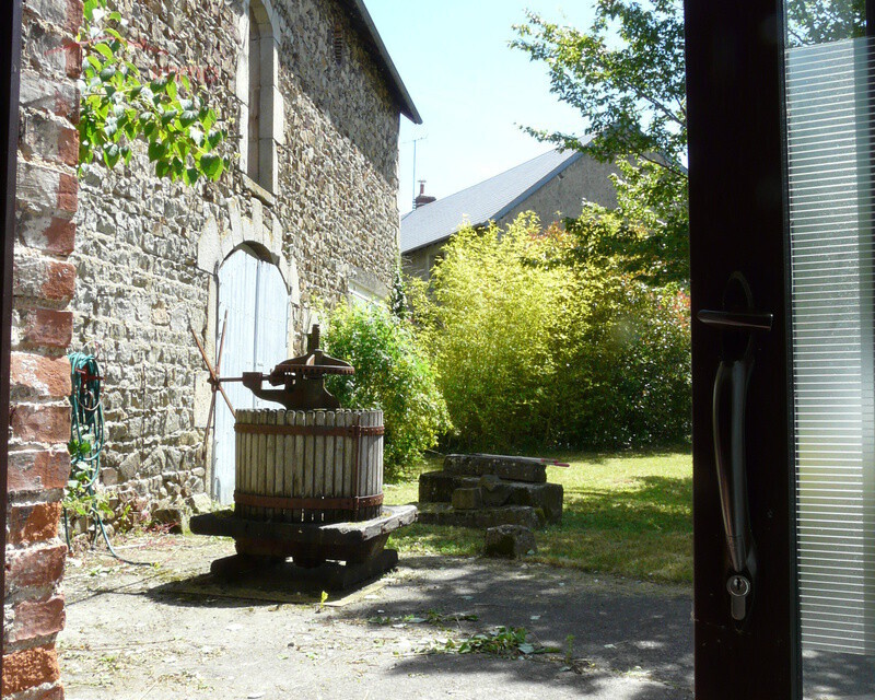 Bel ensemble immobilier - Sous ce pressoir ancien, un puits pour arroser le jardin...