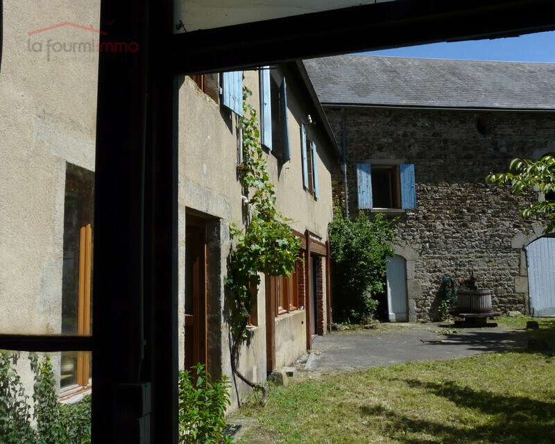 Bel ensemble immobilier - Vue sur la propriété au sortir de l'atelier... Juste à gauche, la porte d'entrée de la maison