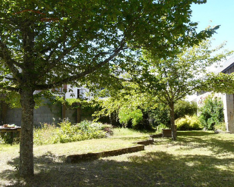 Bel ensemble immobilier - Le coin barbecue et le terrain de boule vous attendent...