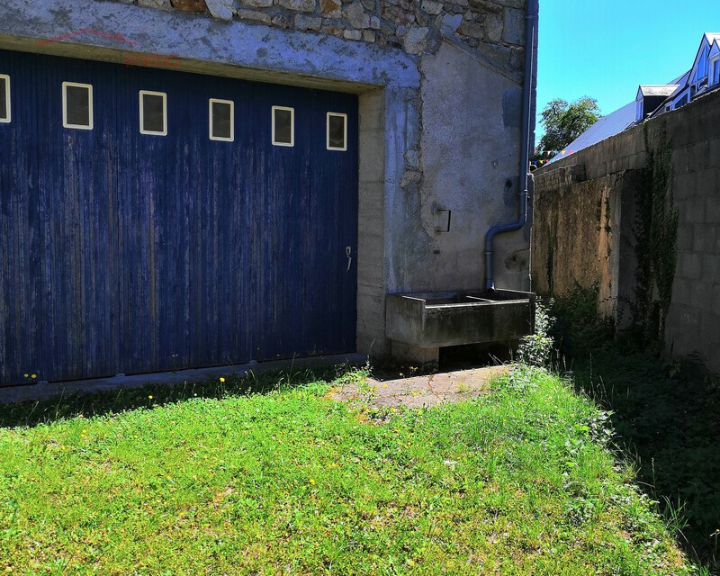Bel ensemble immobilier - Accès par un portail dédié au garage de 40 m2 ; on peut stationner devant sa porte