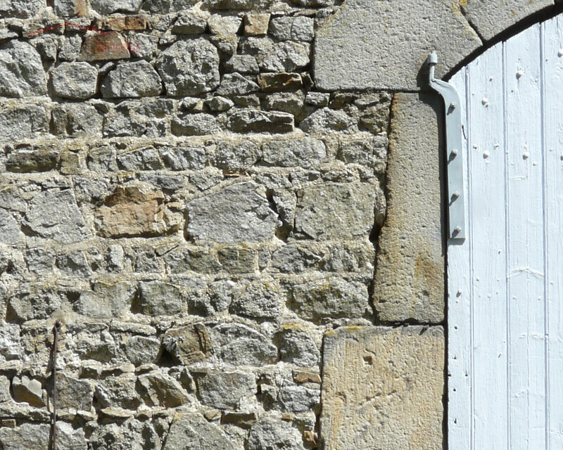 Bel ensemble immobilier - Détail des pierres et des ferrures anciennes des portes de granges