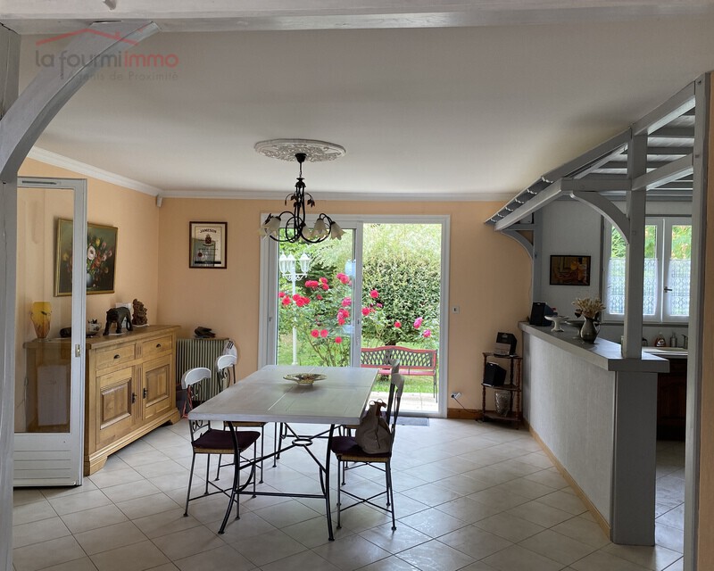 Maison avec beau jardin  - pièce de vie