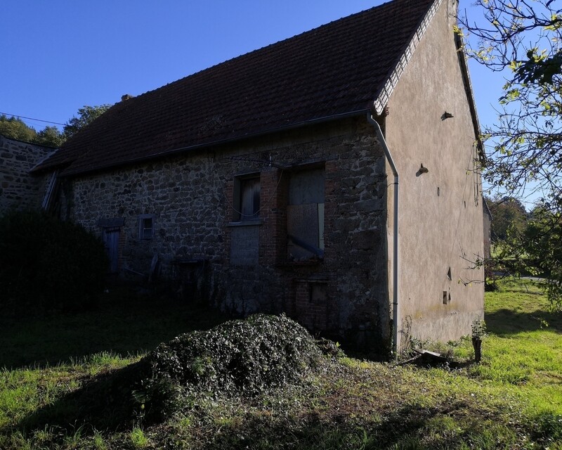 Jolie fermette ancienne à fort potentiel - Un pignon avec des tuiles de rive neuves