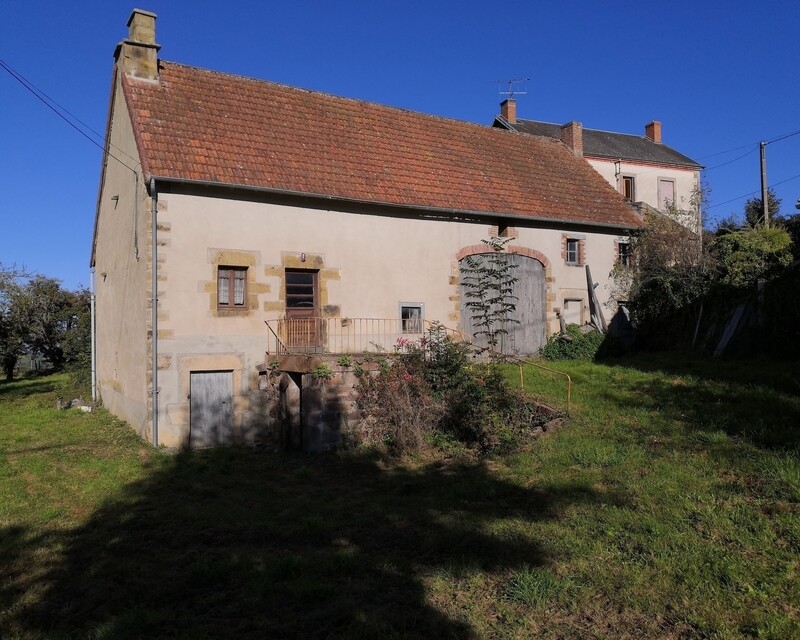 Jolie fermette ancienne à fort potentiel - Devant et derrière, un mur en pierres rouges vous sépare de la propriété voisine