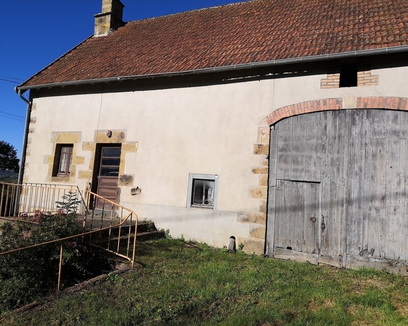Jolie fermette ancienne à fort potentiel - On imagine aisément une grande baie vitrée à la place de cette porte de grange en bois