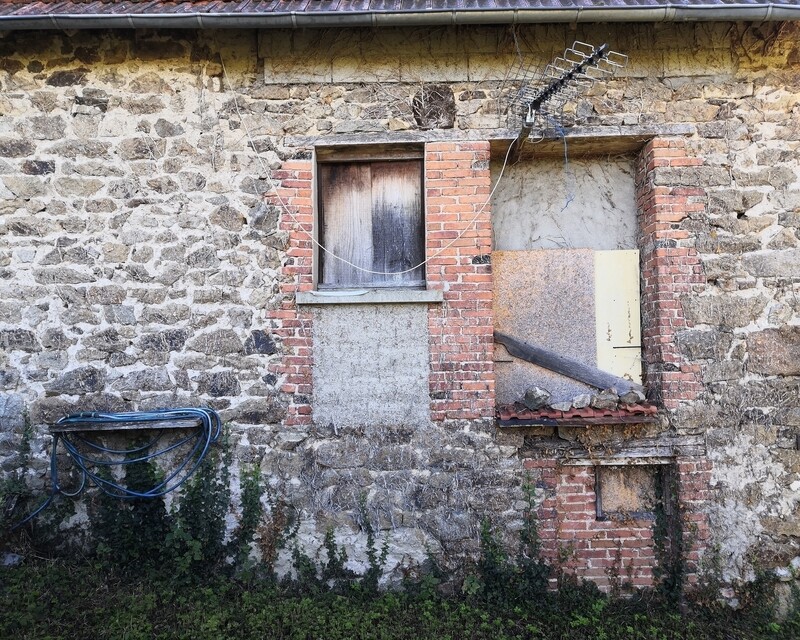 Jolie fermette ancienne à fort potentiel - 2 portes-fenêtres partiellement rebouchées