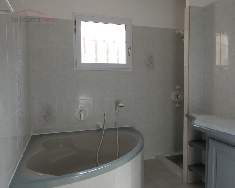 Villa de plain-pied à Port Saint Louis du Rhône.  - Salle de bains et douche