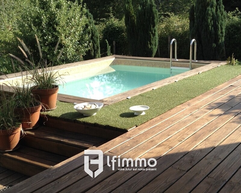 Maison plain pied au centre d'un village - piscine