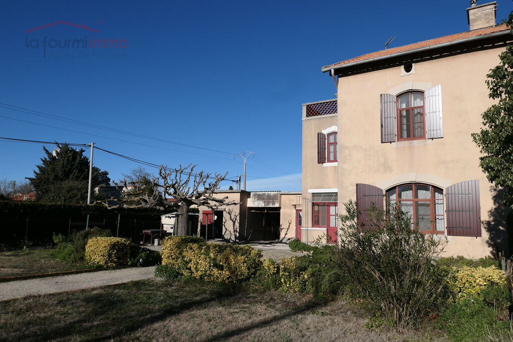 Une Maison Mitoyenne R+2 avec annexes et jardin à Salin de Giraud.  - Façade 