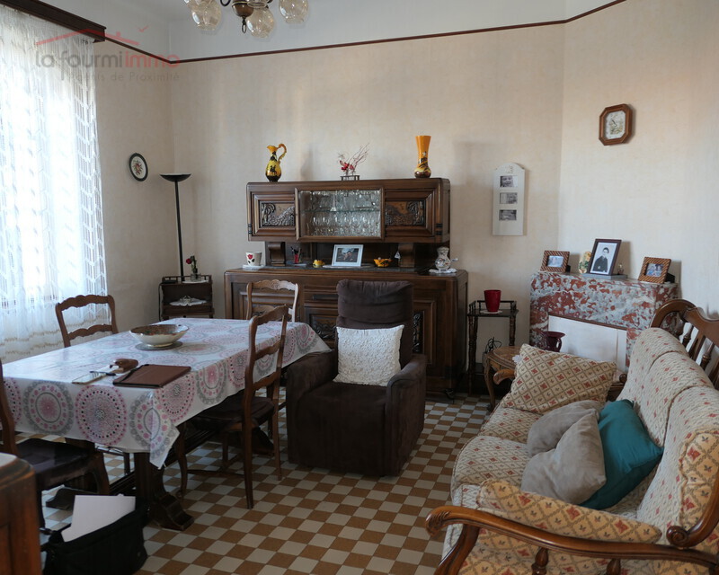 Une Maison Mitoyenne R+2 avec annexes et jardin à Salin de Giraud.  - Salle à manger