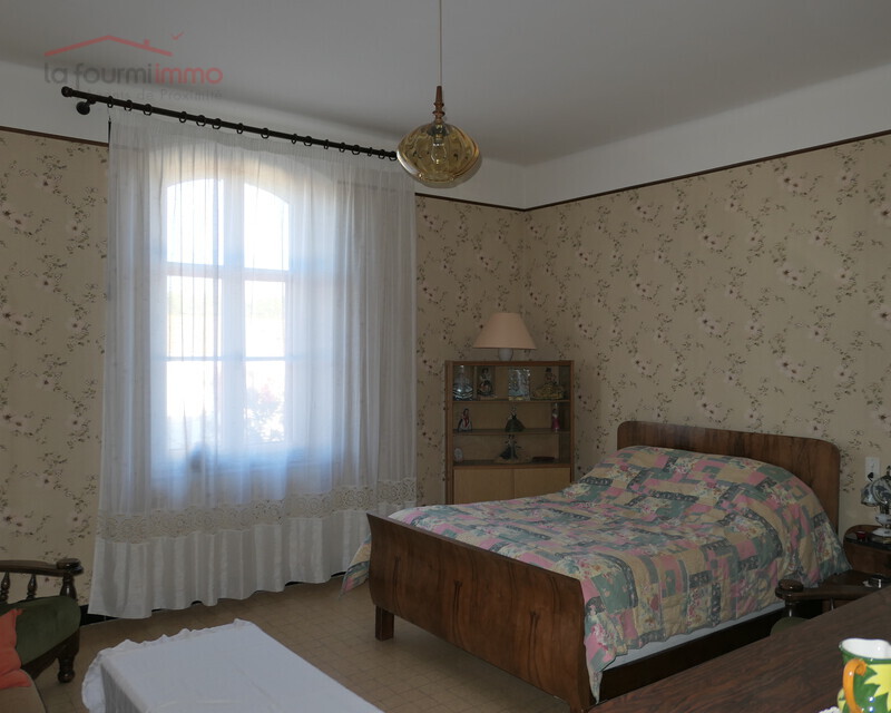 Une Maison Mitoyenne R+2 avec annexes et jardin à Salin de Giraud.  - Une des chambres