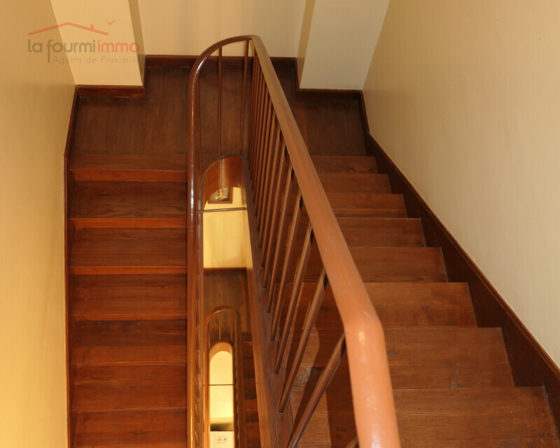Une Maison Mitoyenne R+2 avec annexes et jardin à Salin de Giraud.  - Cage d'escalier