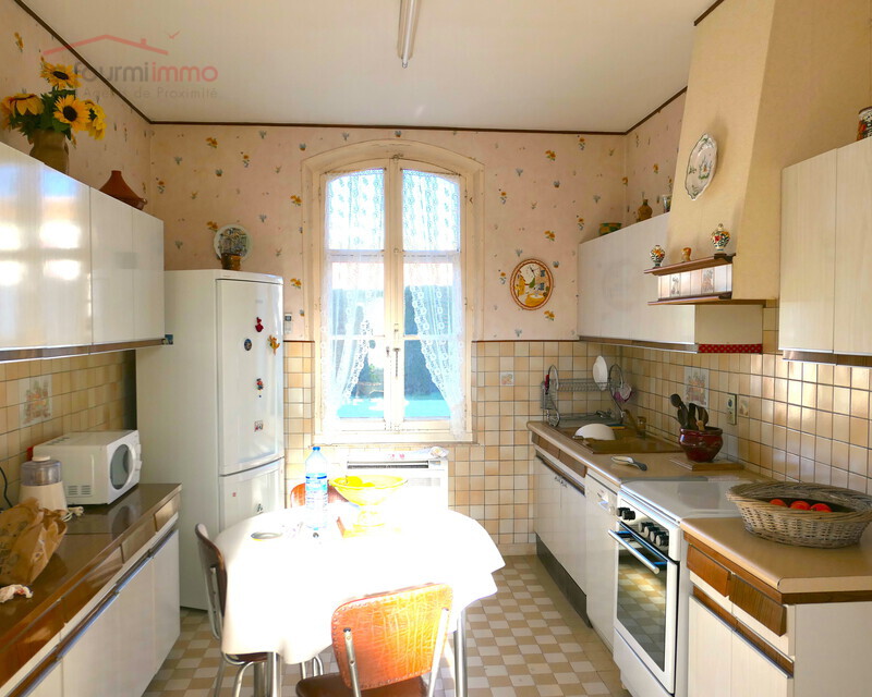 Une Maison Mitoyenne R+2 avec annexes et jardin à Salin de Giraud.  - Cuisine indépendante
