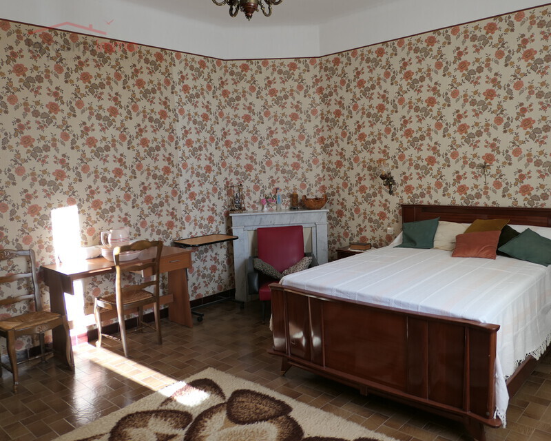 Une Maison Mitoyenne R+2 avec annexes et jardin à Salin de Giraud.  - Une des Chambres. 
