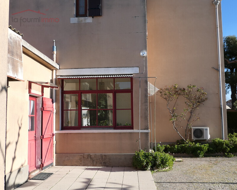 Une Maison Mitoyenne R+2 avec annexes et jardin à Salin de Giraud.  - Entrée