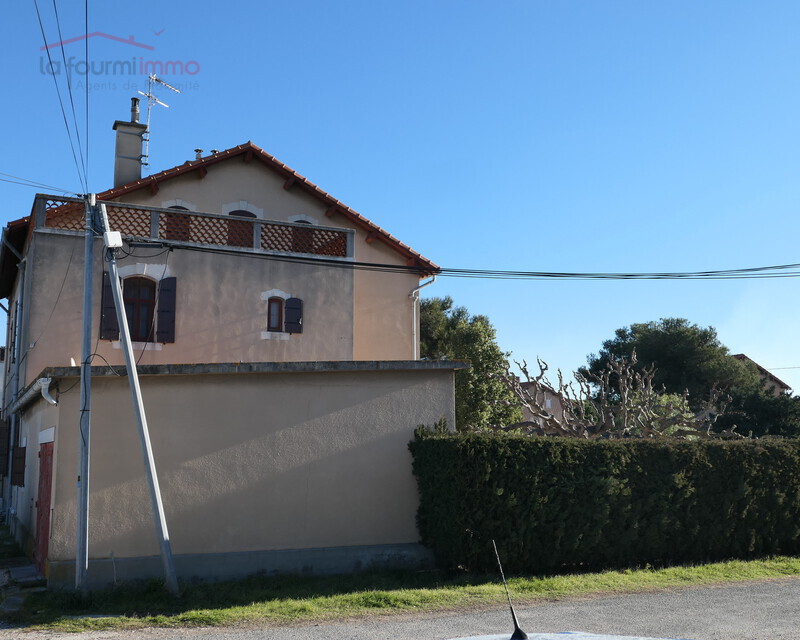 Une Maison Mitoyenne R+2 avec annexes et jardin à Salin de Giraud.  - Vue du coté