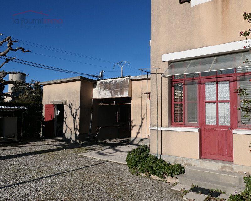 Une Maison Mitoyenne R+2 avec annexes et jardin à Salin de Giraud.  - Entrée