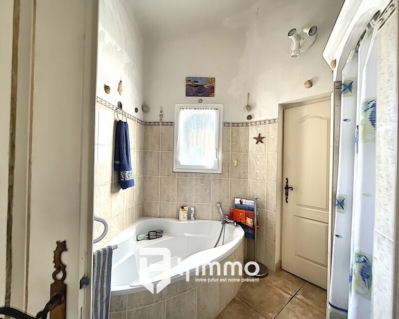 Maison  3 chambres avec terrain garage et terrasses - Salle de bains et douches