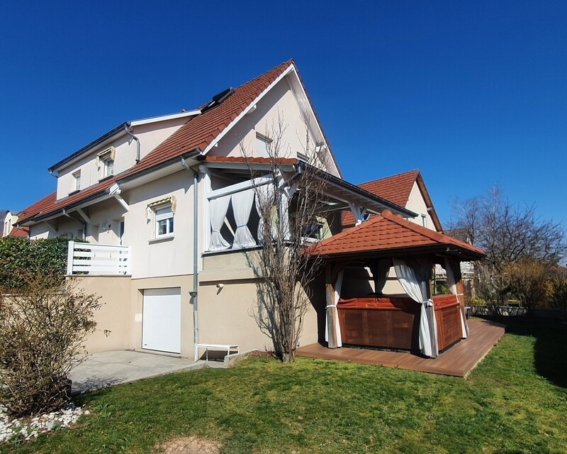 Jolie maison jumelée avec sous-sol au calme - Bientôtsouscompromis