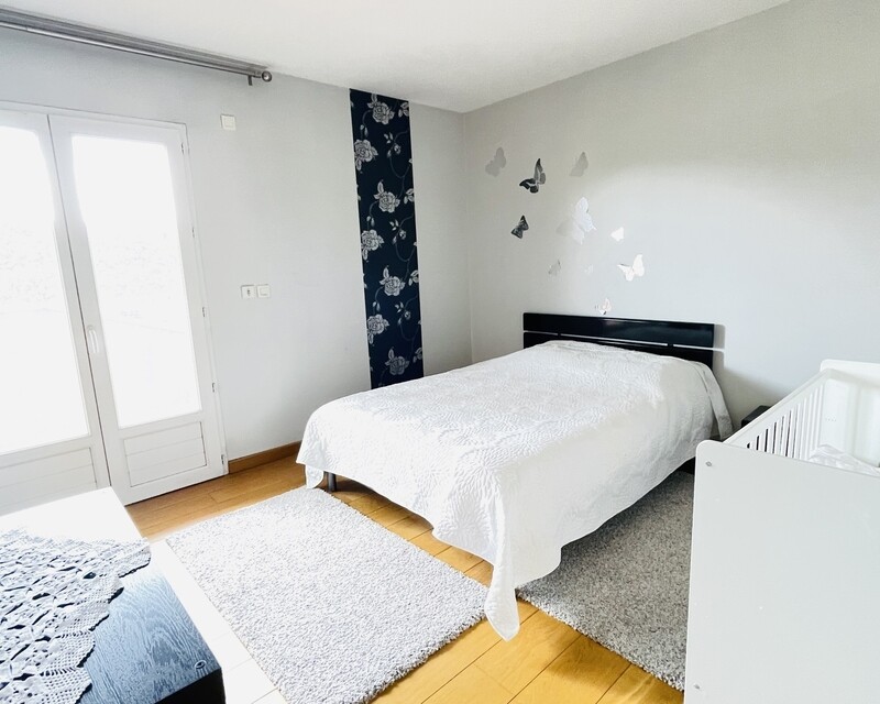 Villa récente  164 m², 4 ch, garage cuisine d'été, jardin, vue  - chambre 12 m² et placard