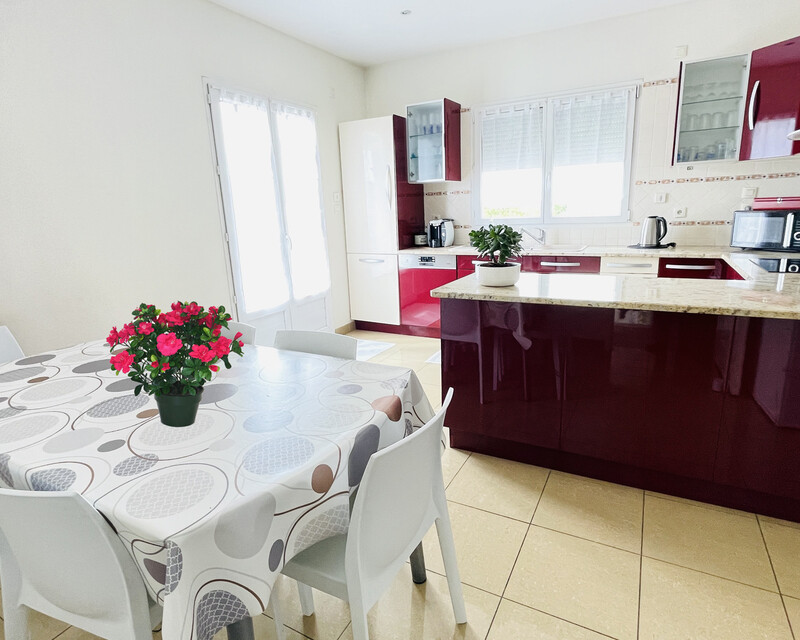 Villa récente  164 m², 4 ch, garage cuisine d'été, jardin, vue  - Cuisine dinatoire 17.30 m² et son cellier