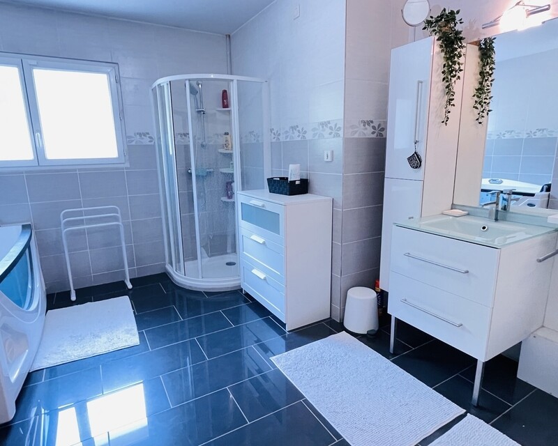 Villa récente  164 m², 4 ch, garage cuisine d'été, jardin, vue  - salle de bain 11 m² baignoire balnéo double vasques et douche fenetre