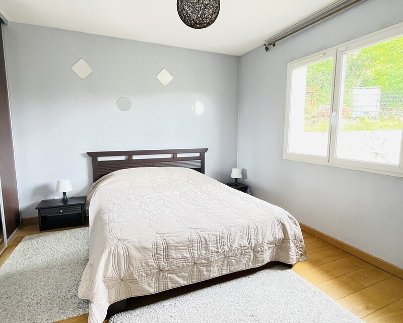 Villa récente  164 m², 4 ch, garage cuisine d'été, jardin, vue  - chambre 12.30 m² et placard