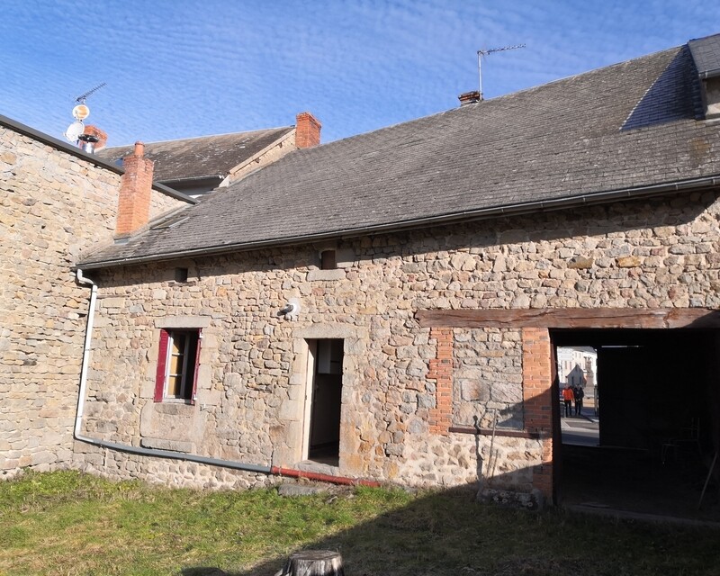 Maison de bourg en pierres avec son petit jardin attenant - Img 20230211 100233