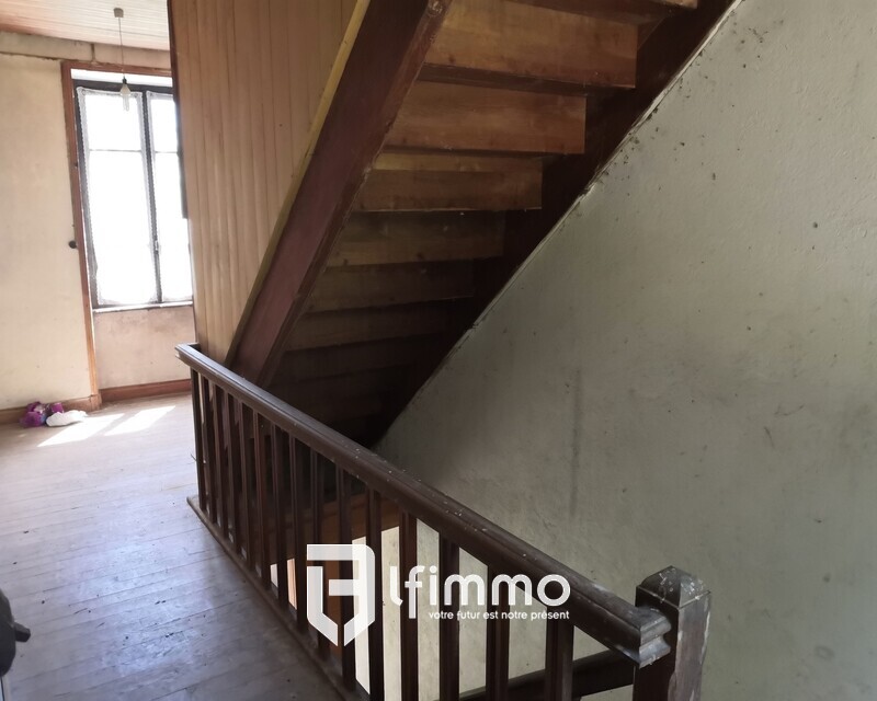 Il est trop tard pour cette maison - Double escalier et parquets de l'étage en chêne